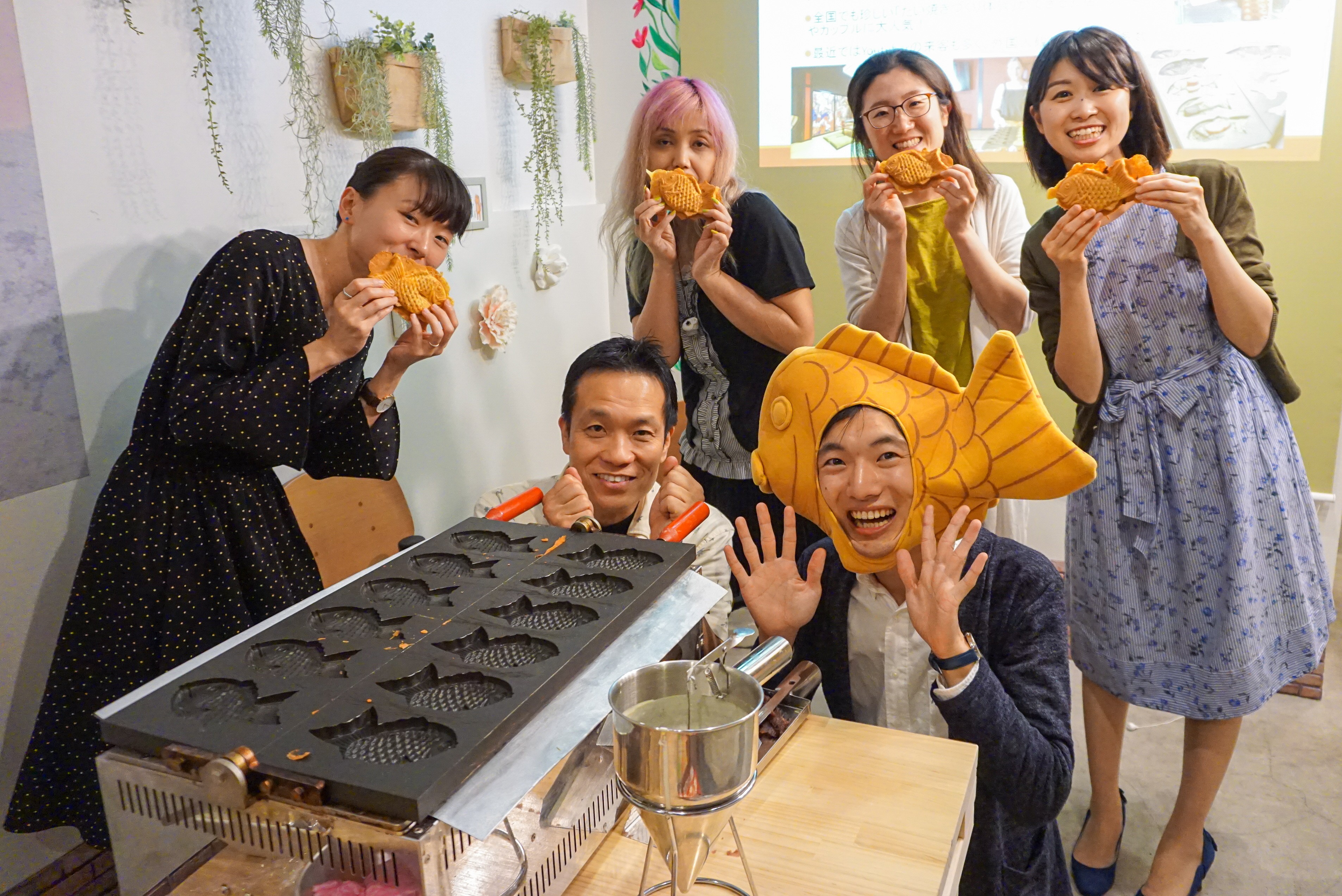 Read more about the article 【出張たい焼き体験】たべもの記念日カフェでたい焼き食べ放題を行いました！